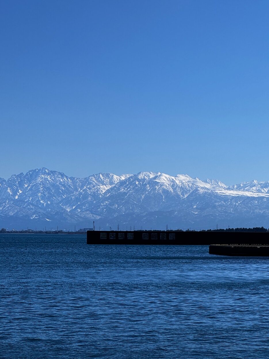 富山湾の澄んだ海岸