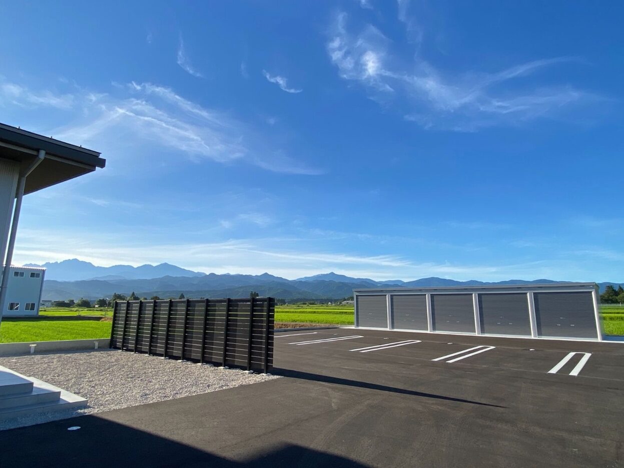 立山連峰とガレージ全景