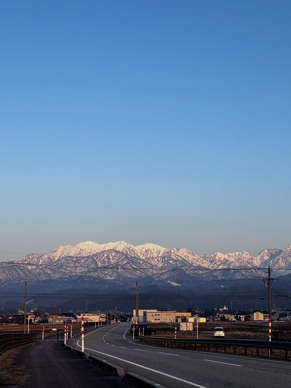 立山連峰へ伸びる道路