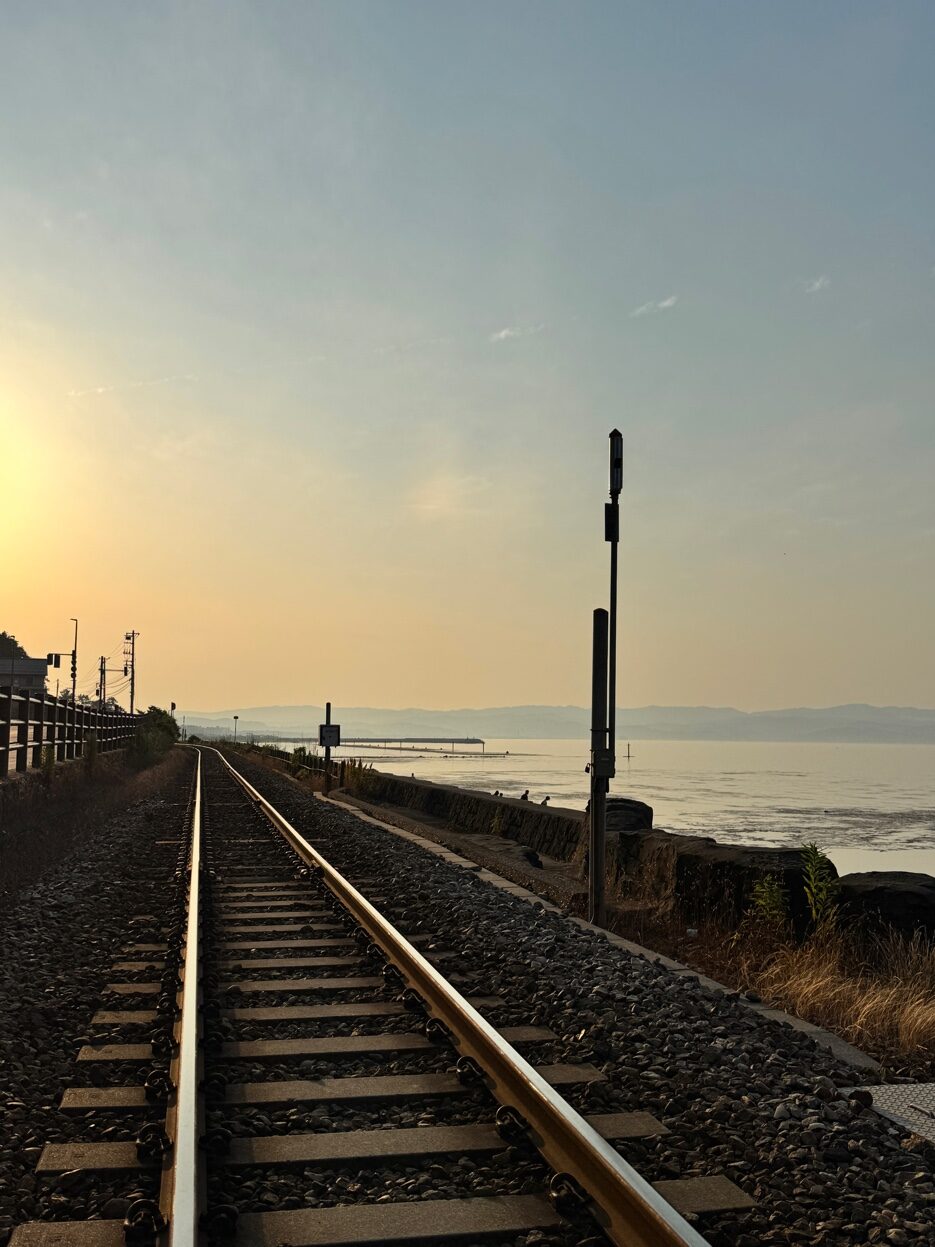 海沿いの線路と夕暮れ