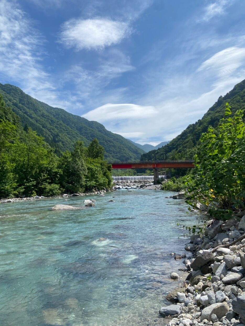渓谷の赤い橋と川