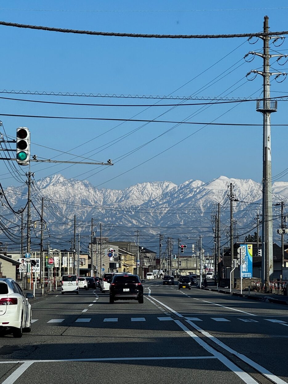 夕暮れの立山町の街道